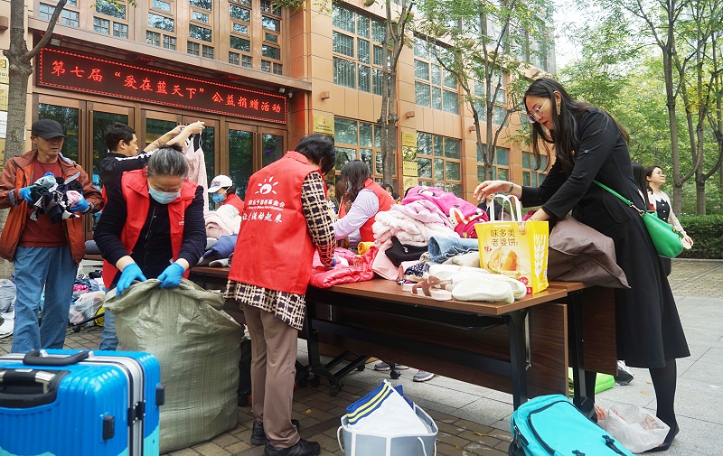 3发挥党员先锋模范作用 ZOBO草莓视频在线观看网站第七届“爱在蓝天下”公益捐赠